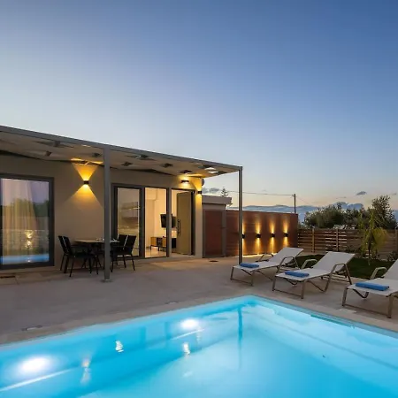Stylish Vianello With Heated Pool And Bbq, Near 레팀노