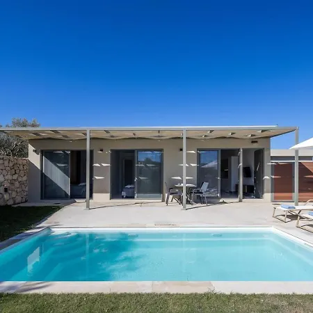 Stylish Vianello With Heated Pool And Bbq, Near העיירה רתימנו