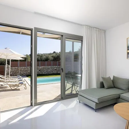 Stylish Vianello With Heated Pool And Bbq, Near וילה העיירה רתימנו