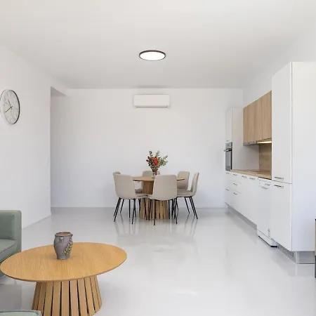 Stylish Vianello With Heated Pool And Bbq, Near וילה העיירה רתימנו