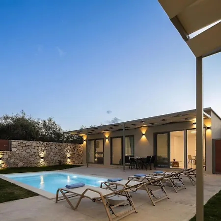 Stylish Vianello With Heated Pool And Bbq, Near וילה