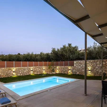 וילה Stylish Vianello With Heated Pool And Bbq, Near העיירה רתימנו