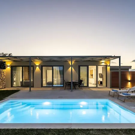 Stylish Vianello With Heated Pool And Bbq, Near וילה העיירה רתימנו