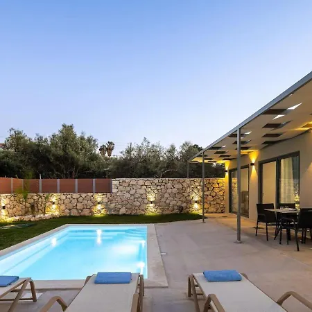 וילה Stylish Vianello With Heated Pool And Bbq, Near העיירה רתימנו