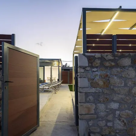 וילה Stylish Vianello With Heated Pool And Bbq, Near העיירה רתימנו