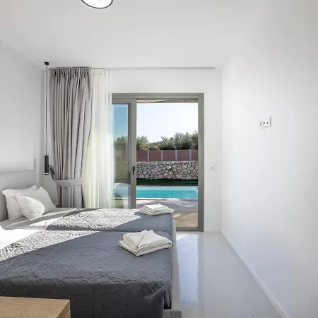 Stylish Vianello With Heated Pool And Bbq, Near 레팀노